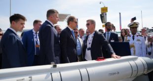 Посещение Денисом Мантуровым российской экспозиции на Dubai Airshow 2025