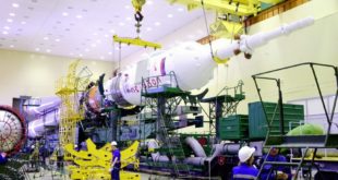 Космическая встреча: ракета и пилотируемый корабль на Байконуре