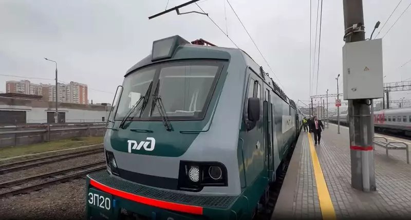 Представлен новый двухэтажный поезд «Буревестник» с высокой скоростью