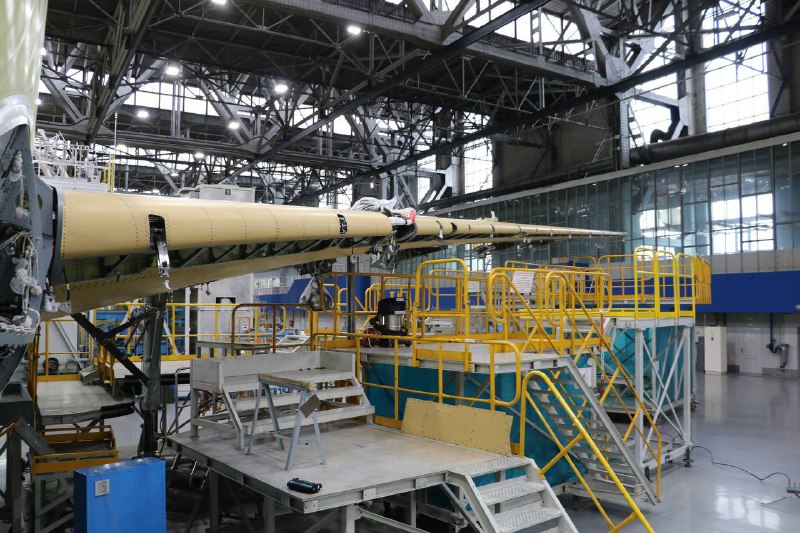 Сборка крыла самолета МС-21 на Иркутском авиационном заводе