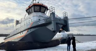 Спуск буксира-толкача "Филипп Ирапский" на воде в Череповце