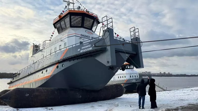 Спуск буксира-толкача "Филипп Ирапский" на воде в Череповце
