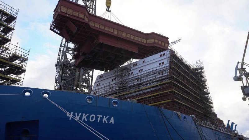 Установка ходовой рубки на атомный ледокол «Чукотка» Установка ходовой рубки на атомный ледокол «Чукотка»