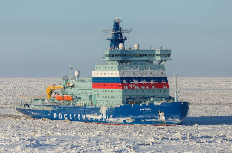 Атомный ледокол «Арктика» проводит танкер-газовоз «Алексей Косыгин»