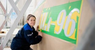 Процесс покраски самолета Ил-96 на ВАСО