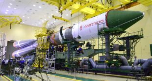 Завершение сборки ракеты-носителя на Байконуре