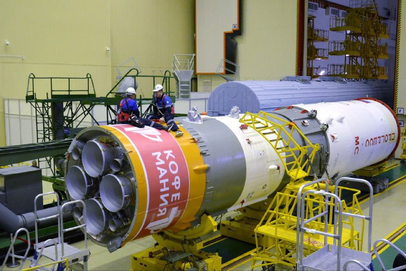 Завершение сборки ракеты-носителя на Байконуре