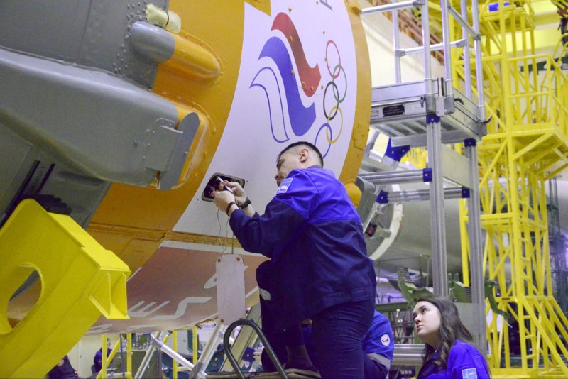 Завершение сборки ракеты-носителя на Байконуре