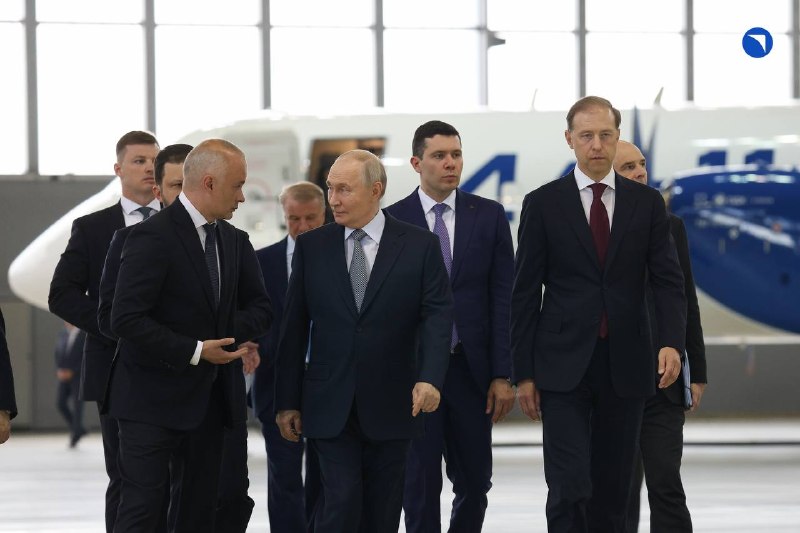 Путин осмотрел новейшие российские самолеты МС-21, SJ-100 и Ил-114-300