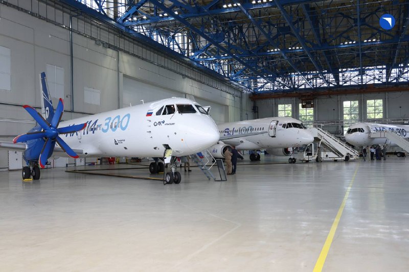 Путин осмотрел новейшие российские самолеты МС-21, SJ-100 и Ил-114-300