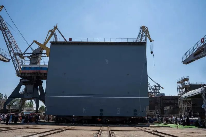 Спущен на воду первый блок плавучего дока «Капитан Анатолий Ермолаев»