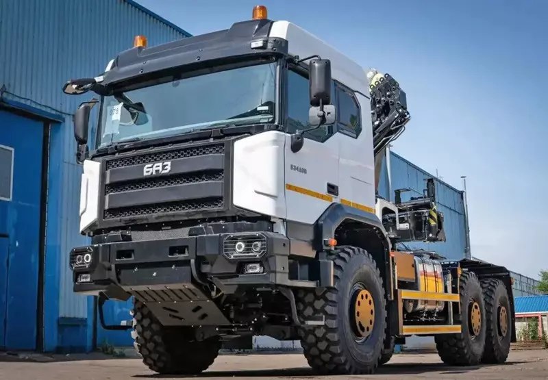Новые российские тягачи БАЗ с КМУ и лесовоз на шасси 6×6