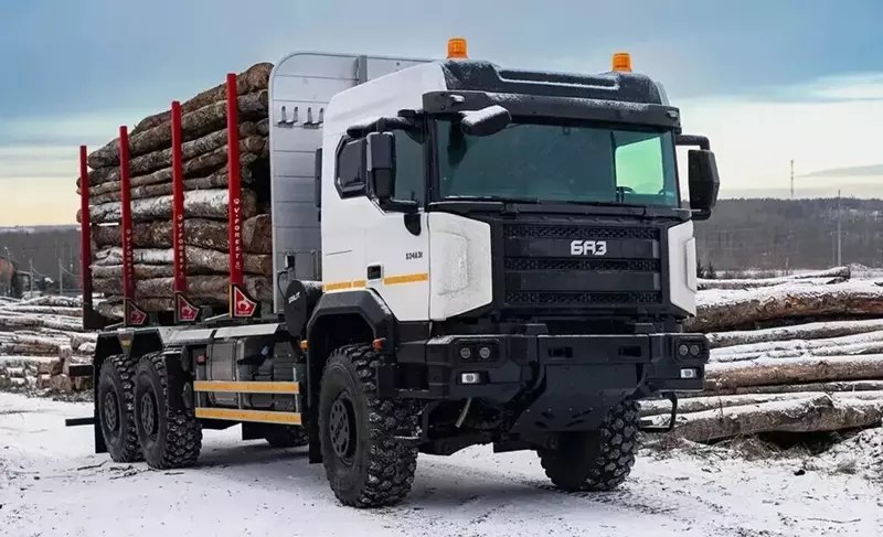 Новые российские тягачи БАЗ с КМУ и лесовоз на шасси 6×6