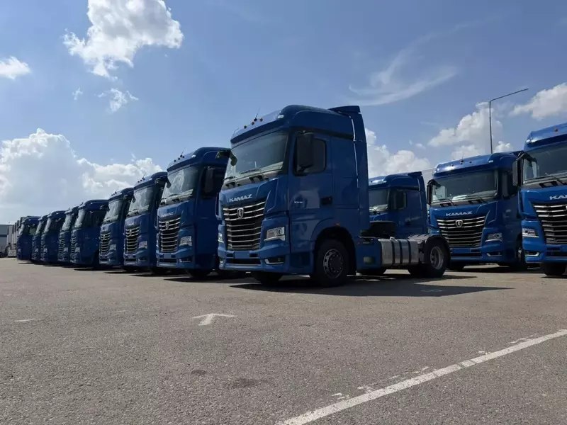 КАМАЗ поставил 20 тягачей поколения К5 для сети «Лента» КАМАЗ поставил 20 тягачей поколения К5 для сети «Лента»