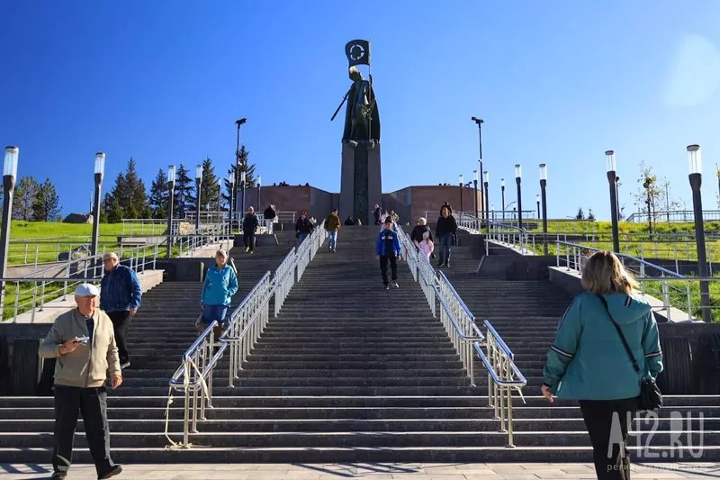 В Кемерове открыли новый парк с мостом и памятником Александру Невскому