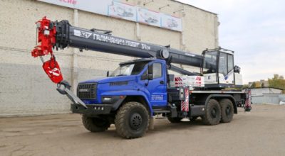 В России представили 32-тонный автокран для тяжёлого бездорожья