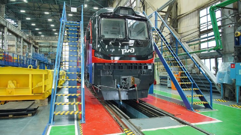 ТМХ завершил сборку и окраску нового грузового электровоза 2ЭС9