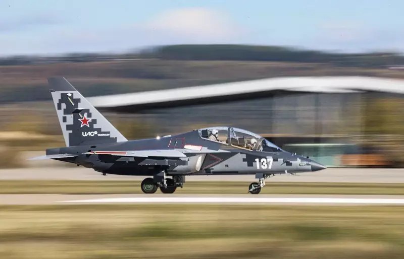 ОАК подняла в небо третий Як-130М с системой защиты «Президент-С130» ОАК подняла в небо третий Як-130М с системой защиты «Президент-С130»