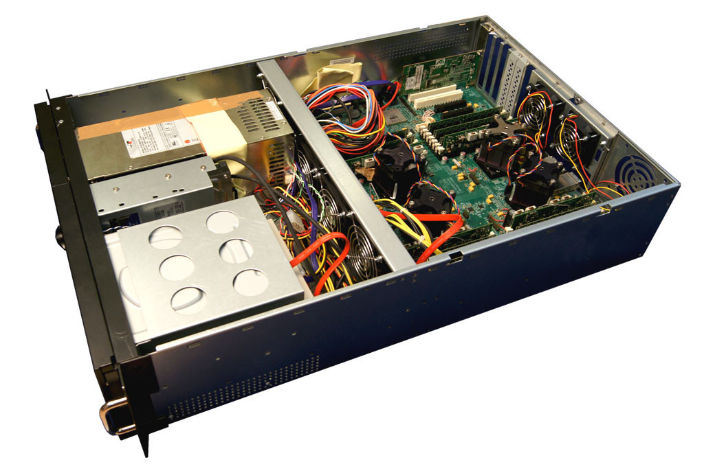 МЦСТ изготовлен первый опытный 4-процессорный сервер с микропроцессорами "Эльбрус-4С"