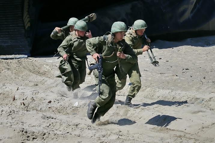 В учениях, проводимых на территории Калининградской области, задействованы беспилотники и боевые роботы