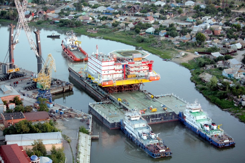 Стартовала транспортировка в Каспийское море платформы жилого модуля для месторождения Филановского