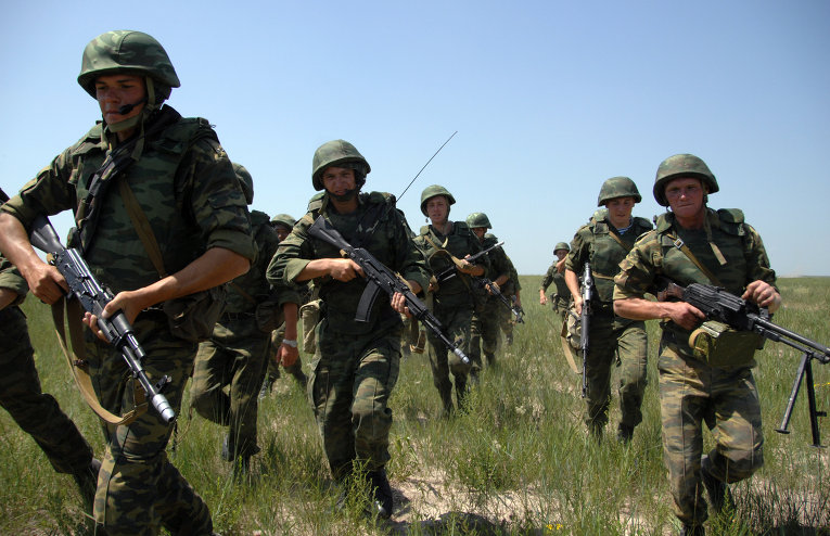 Бойцы 76-ой дивизии ВДВ массово десантируются под Псковом