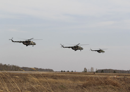 Летчики ВВО принимают на заводе в Улан-Удэ партию вертолётов Ми-8АМТШ новой модификации