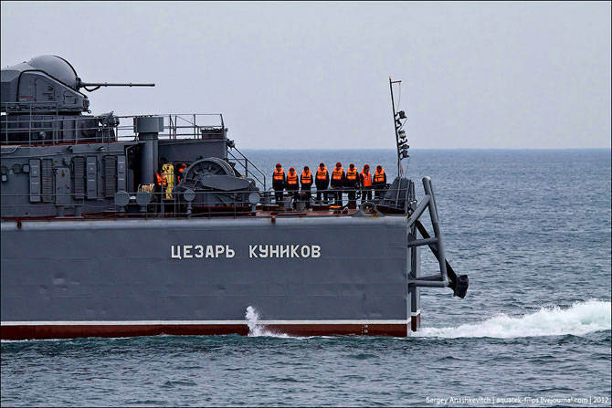 БДК «Цезарь Куников» вернулся в Севастополь после ремонта в Болгарии