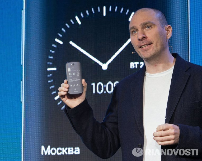 Yota Devices презентовала вторую модель российского YotaPhone 2