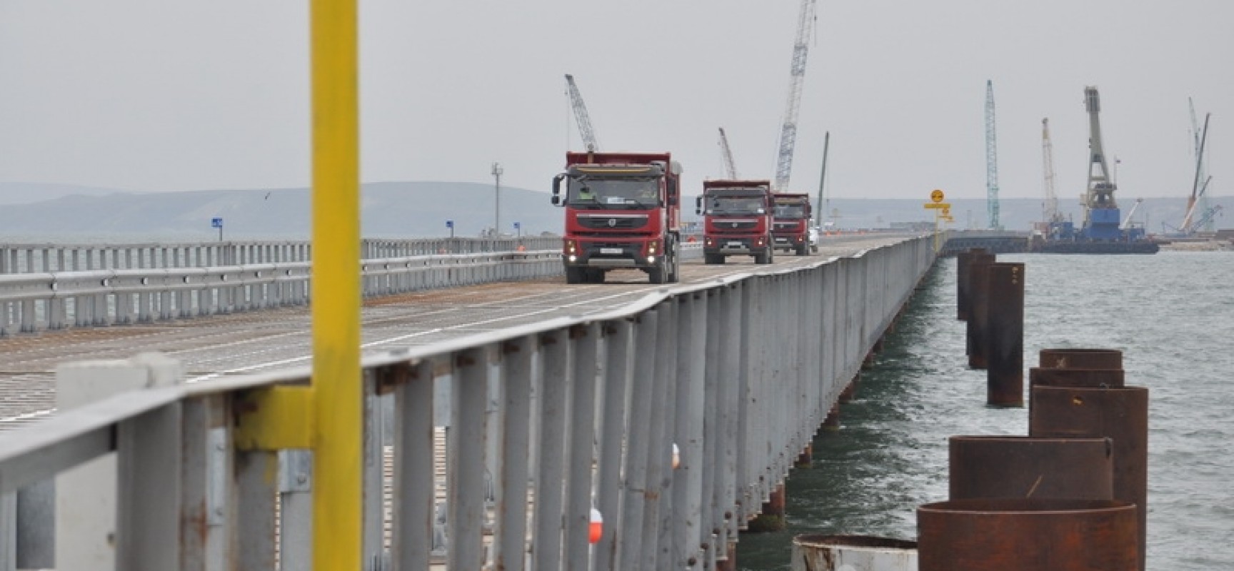 По технологическому мосту (РМ-1) Тамань-Тузла прошли первые грузовики (ФОТО)