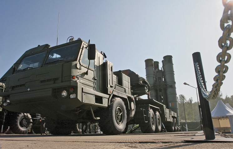 «Алмаз-Антей» досрочно поставил в войска полковой комплект С-400 для ЦВО