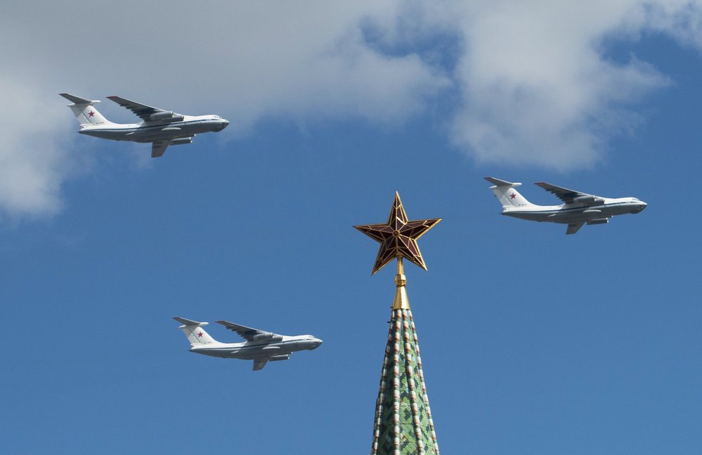 Свыше 70 самолетов и вертолетов пролетят над Москвой в парадном строю в День Победы