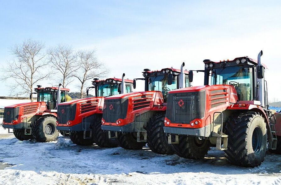 В агрогородок «Корсаковский» на Сахалине поступила партия новых тракторов «Кировец»
