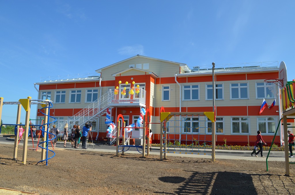 Впоселке Марфино под Вологдой открыт новый детский сад на 100 мест. Новое дошкольное учреждение построено в Вологодском районе впервые за последние 26 лет. На строительство было выделено в общей сложности 80 млн рублей, в том числе 24 млн из бюджета района.