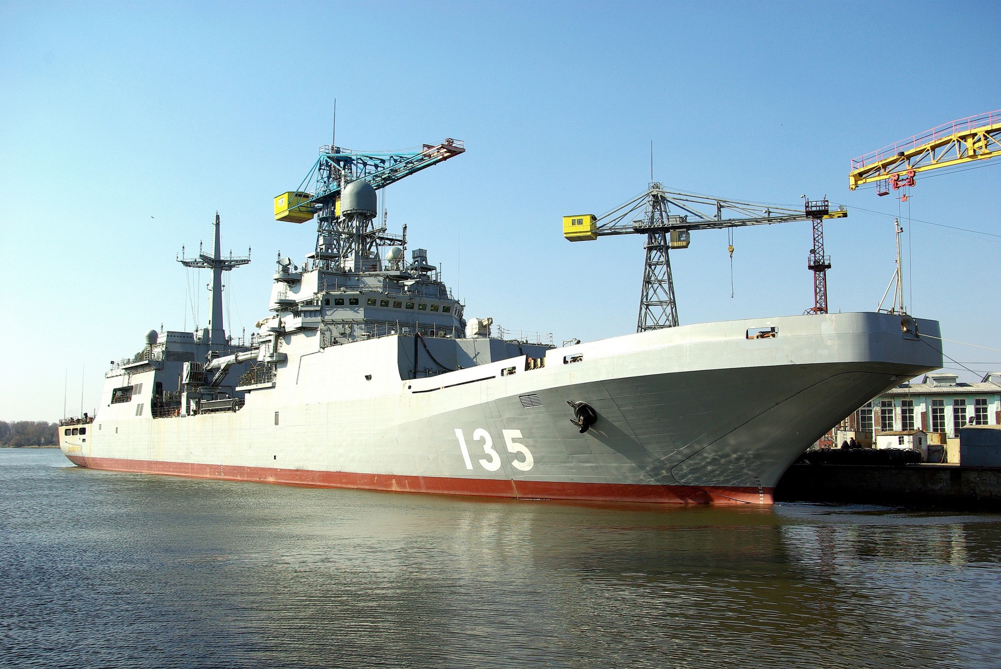 Большой десантный корабль "Иван Грен" впервые вышел в море в ходе испытаний