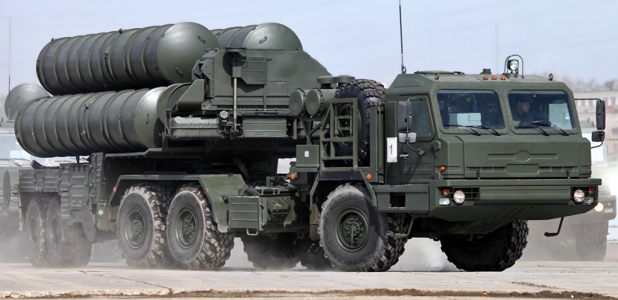 Министерство обороны России досрочно получило первый в 2016 году полк зенитных ракетных систем С-400 "Триумф"