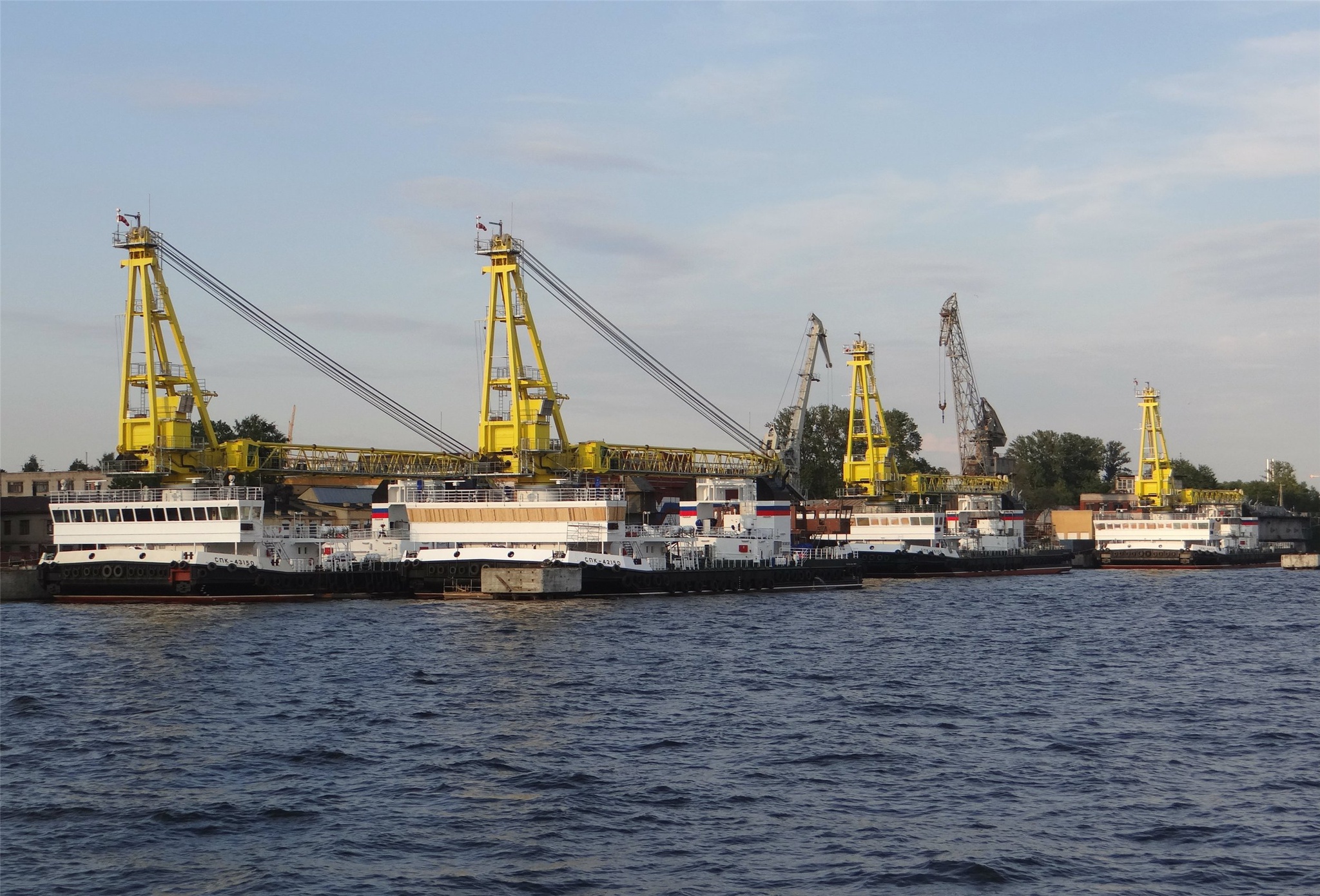 «Судостроительная фирма «Алмаз» передала ВМФ России очередную пару самоходных плавучих кранов