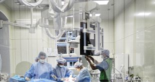 Кардиологи из Новосибирска провели первую в РФ операцию на брюшной аорте с участием робота