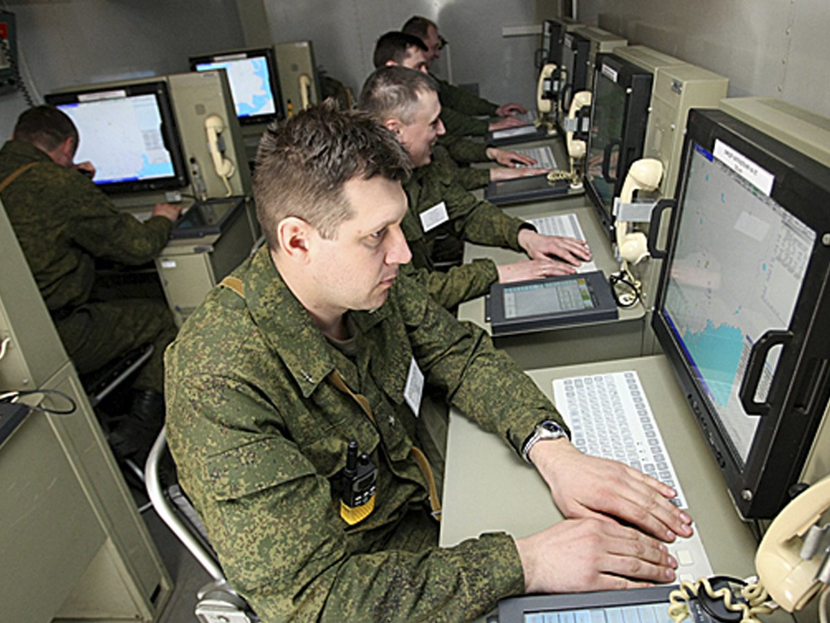 Подразделение пво. Военные компьютерные технологии. Компьютерные войска. Пункт управления ПВО. Командный пункт ВВС.