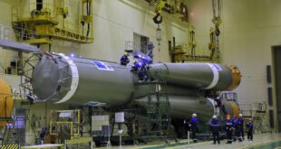 Подготовка ракеты «Союз-2.1а» к пилотируемому запуску