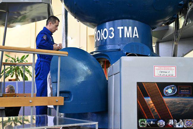Космонавты успешно прошли экзамен по ручному управлению «Союза МС-27» Космонавты успешно прошли экзамен по ручному управлению «Союза МС-27»