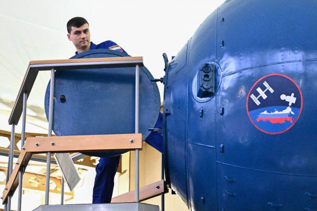 Космонавты успешно прошли экзамен по ручному управлению «Союза МС-27» Космонавты успешно прошли экзамен по ручному управлению «Союза МС-27»