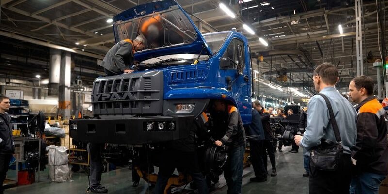 Запуск нового грузовика «Урал-80» на заводе «Урал» Запуск нового грузовика «Урал-80» на заводе «Урал»
