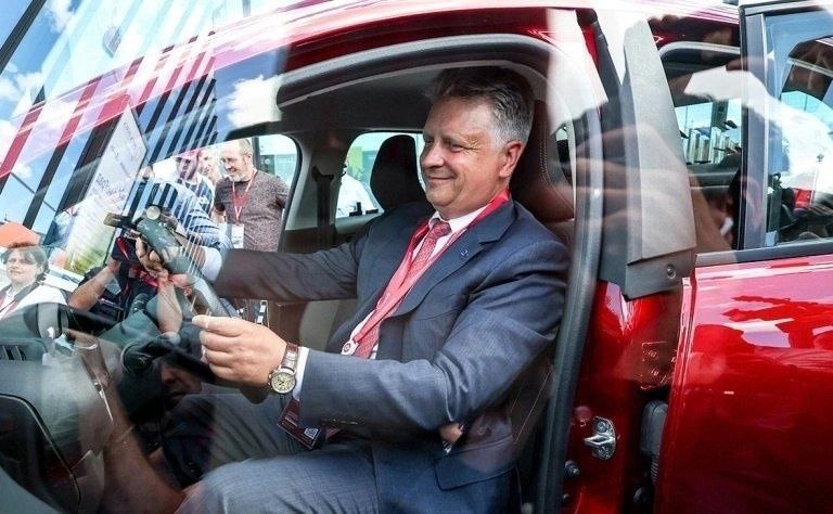 Максим Соколов пересел на новый бизнес-седан LADA Aura