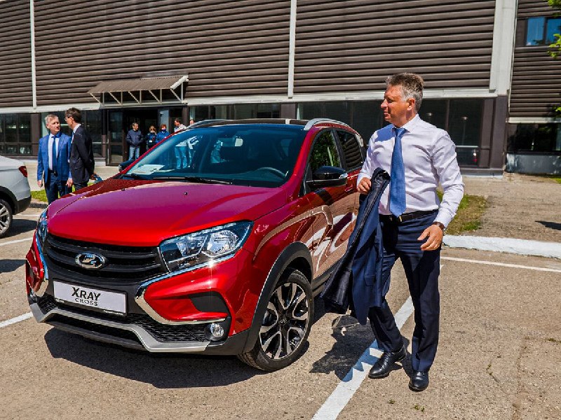 Максим Соколов пересел на новый бизнес-седан LADA Aura