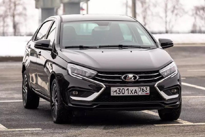 Максим Соколов пересел на новый бизнес-седан LADA Aura