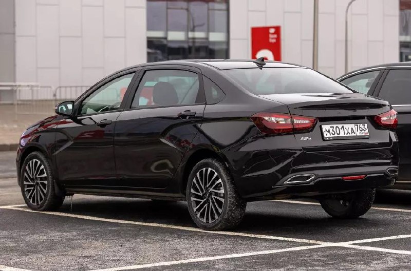 Максим Соколов пересел на новый бизнес-седан LADA Aura