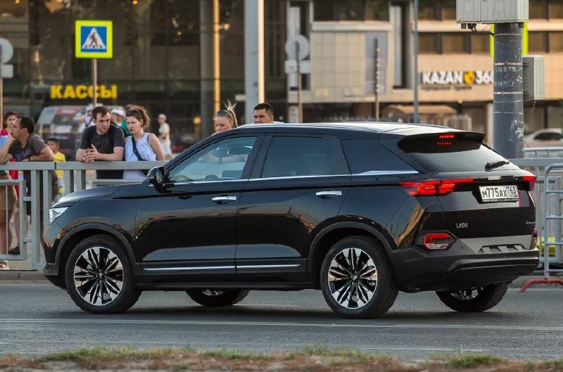Максим Соколов пересел на новый бизнес-седан LADA Aura