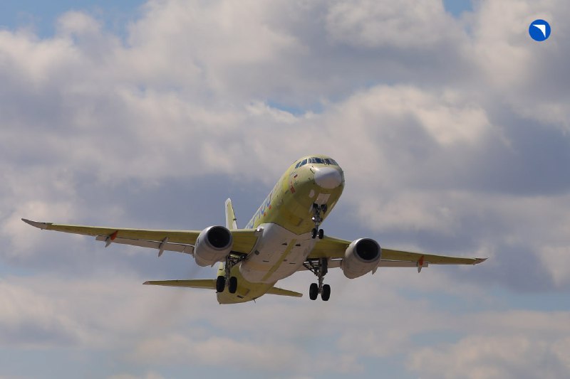 Первый успешный полет полностью отечественного гражданского самолета SJ-100