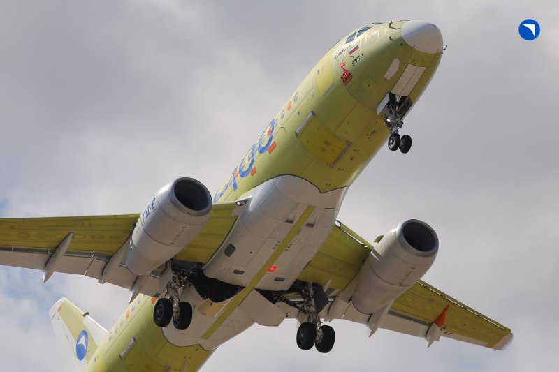 Первый успешный полет полностью отечественного гражданского самолета SJ-100